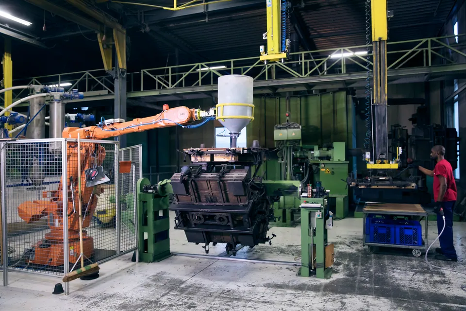 Rotationsgießanlage und Maschinenbediener in der Pentas-Produktionshalle.